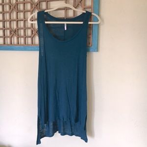 3/$15✨ Tresics long teal tank top size small.